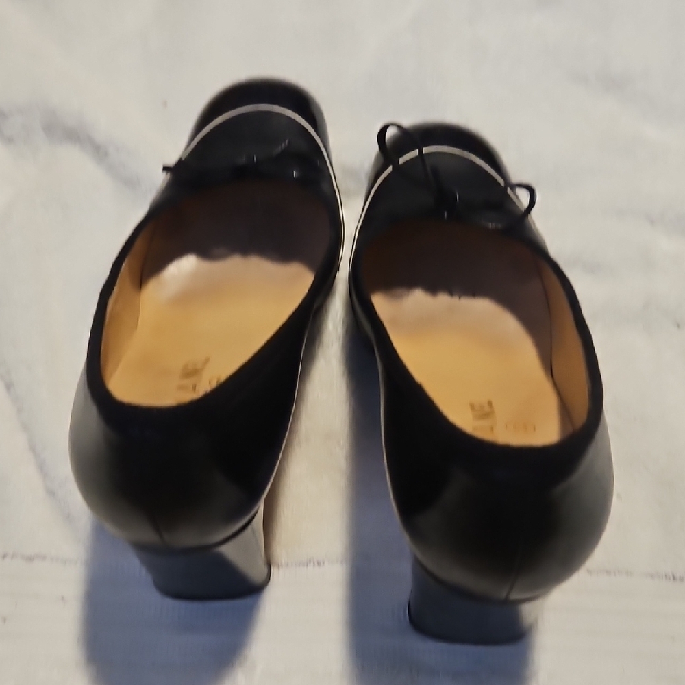 CHANEL Black Leather Ballet Flats with Contrast Trim and Bow - Picture 5 of 13